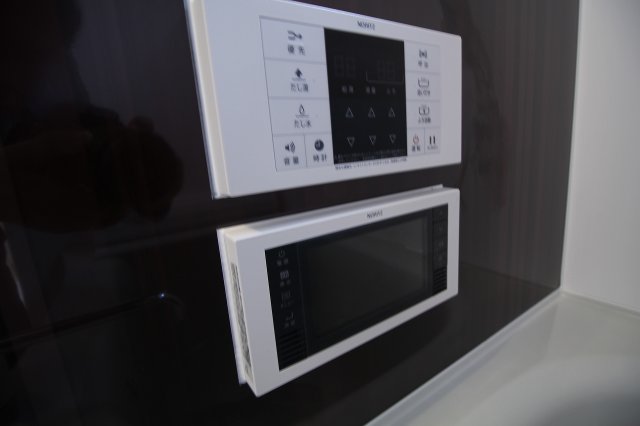 その他設備　給湯器パネルと浴室テレビです