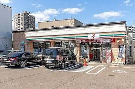 コンビニ　セブンイレブン札幌発寒南駅前店（コンビニ）まで517m
