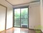 居室・リビング　こちらはリビングです。二面採光で明るいお部屋ですね。
