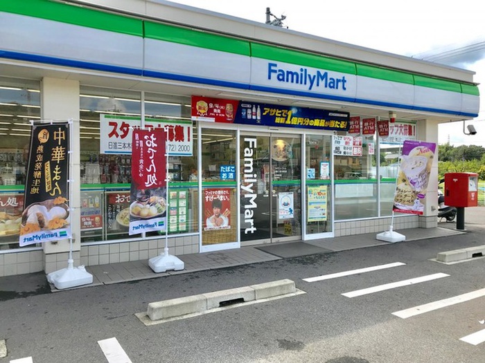 コンビニ　ファミリーマート（コンビニ）まで400m