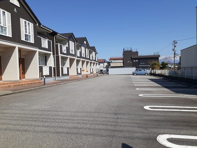 駐車場　駐車場があるので、車を買う予定の方も安心です