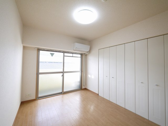 その他部屋・スペース　広くて明るい寝室