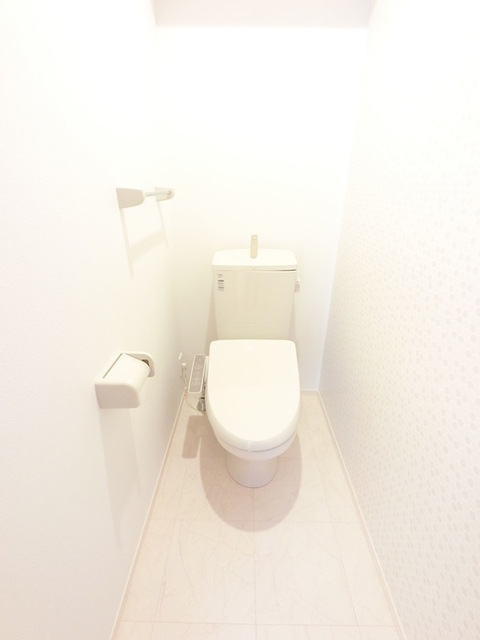 トイレ　冬でも温かく快適です。もちろん洗浄機能もついています。