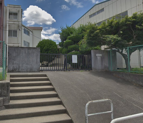 小学校　日野市立日野第八小学校（小学校）まで689m