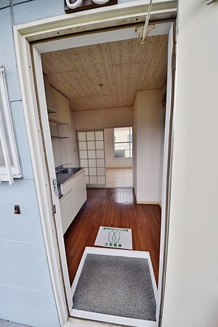 玄関　※別部屋参考写真