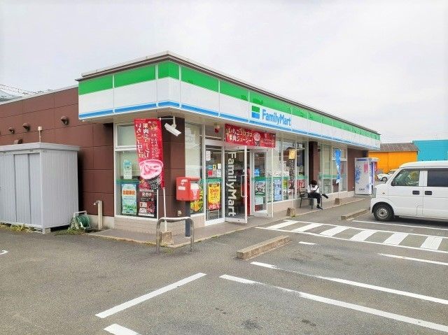 コンビニ　ファミリーマート玉名築地店（コンビニ）まで450m