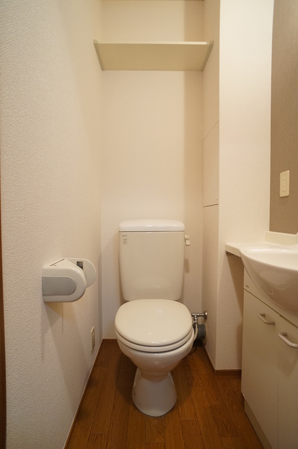 トイレ　白を基調とした空間で清潔感のあるトイレです♪