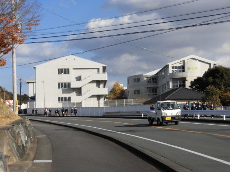 小学校　袋井市立山名小学校（小学校）まで1101m