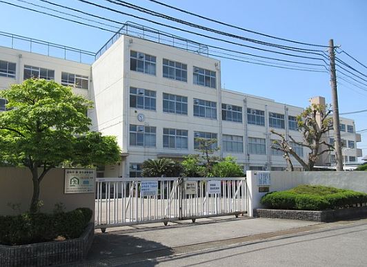 小学校　高槻市立五百住小学校（小学校）まで301m