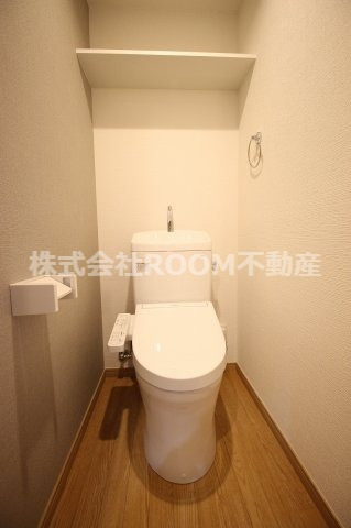 トイレ　落ち着いた色調のトイレです