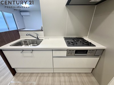 キッチン　収納豊富な3口ガスコンロ付きシステムキッチン♪