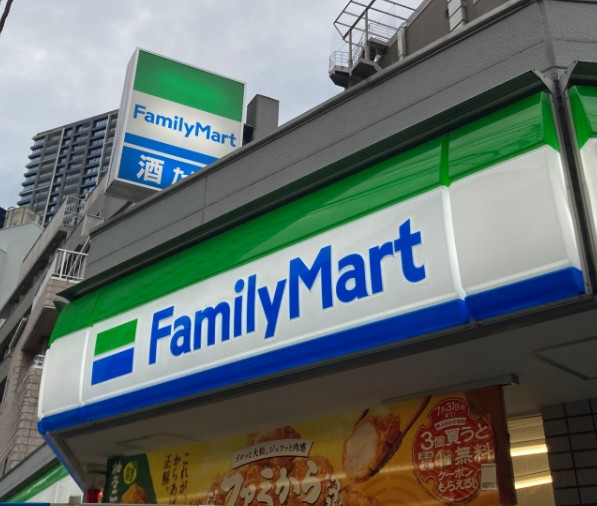 コンビニ　ファミリーマート中野本町五丁目店（コンビニ）まで230m