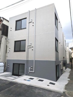 建物外観　鉄筋コンクリート造のがっちりとした建物。