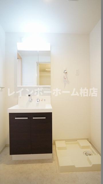 洗面設備　シャワー付き洗面台です