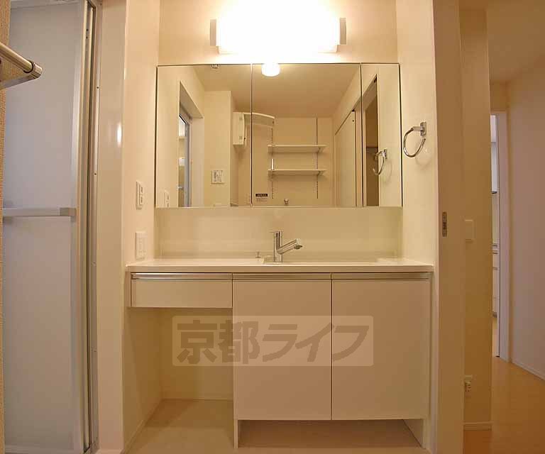 洗面設備　３面鏡の大きな洗面所です。