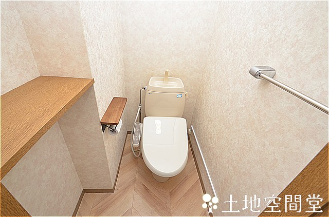トイレ　収納棚があり、便利です。