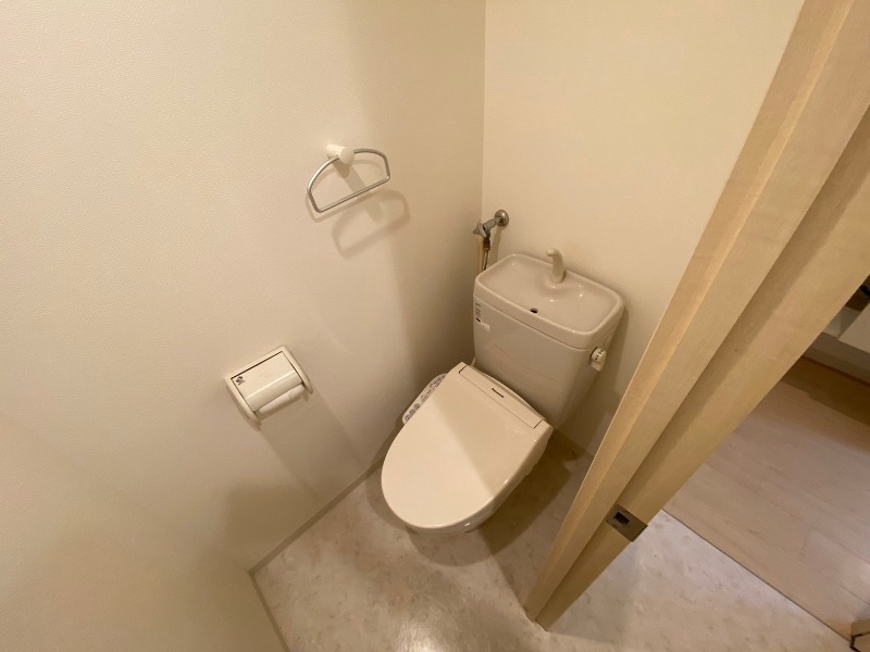 トイレ　トイレです。ユニットバスになってますのでコンパクト。