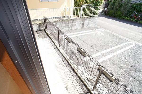バルコニー　物干し竿を3本程度設置できます。