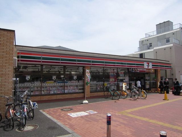コンビニ　セブンイレブン（コンビニ）まで688m