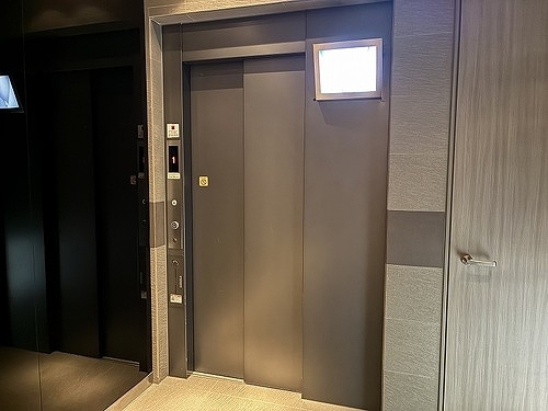 エントランス　エレベーター