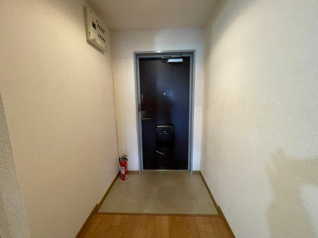玄関　(参考)同マンション別間取り他部屋の写真（間取り図が正）