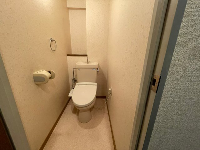 トイレ　(参考)同マンション別間取り他部屋の写真（間取り図が正）