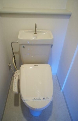 トイレ　落ち着いた色調のトイレです
