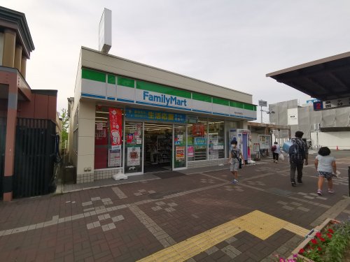 コンビニ　ファミリーマート 栂美木多駅前店（コンビニ）まで950m