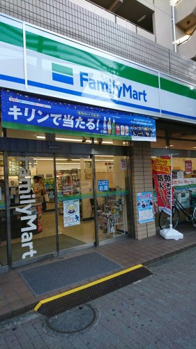 コンビニ　ファミリーマート（コンビニ）まで686m