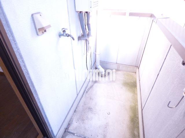 洗面設備　室外洗濯機置き場です