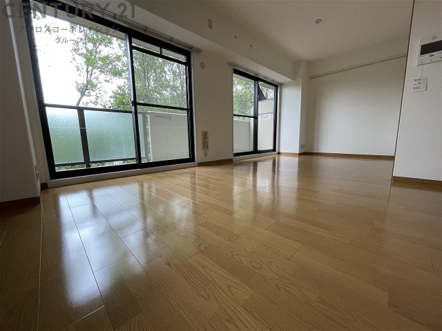 居室・リビング　床色が落ち着いた色合いで綺麗です♪