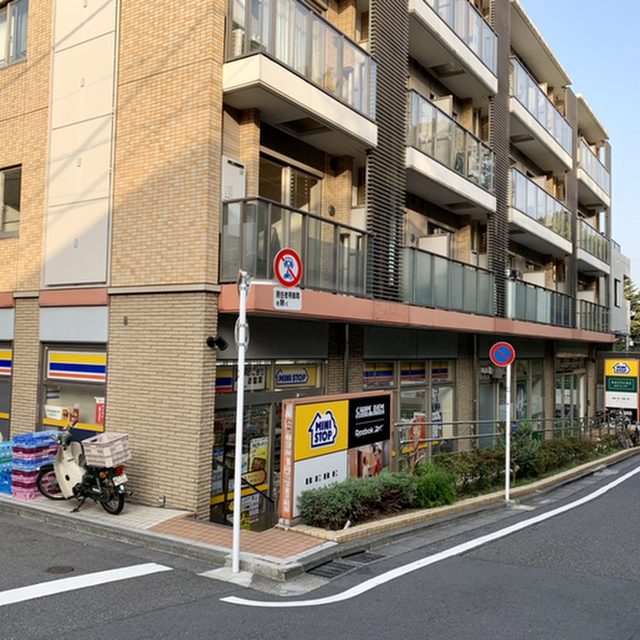 コンビニ　ミニストップ南青山4丁目店（コンビニ）まで184m