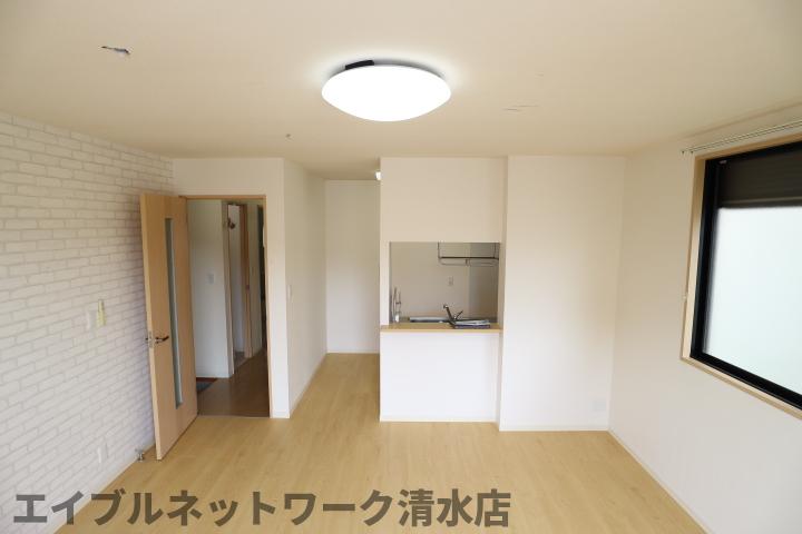 居室・リビング　こちらのリビングで趣味の時間をお楽しみください