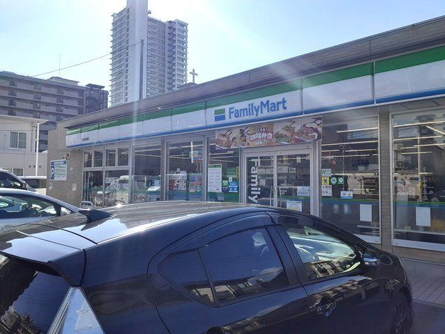 コンビニ　ファミリーマート堤通町店（コンビニ）まで800m