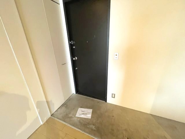 玄関　イメージとして同マンション他部屋を表示しています