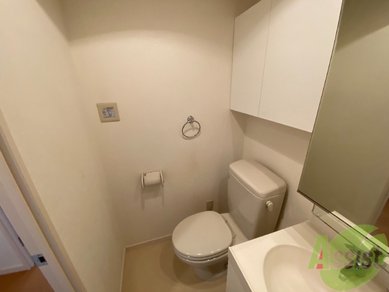 トイレ　白を基調としたトイレは、清潔感がありますね