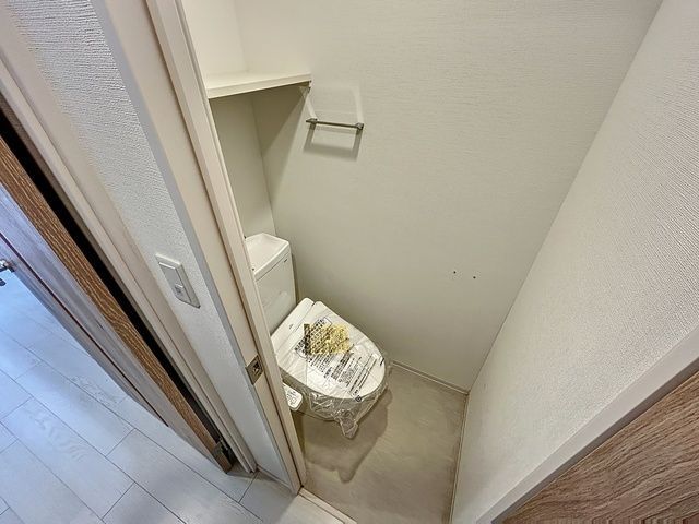 トイレ　同物件別部屋写真