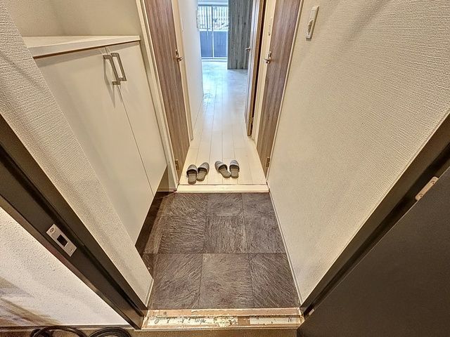 玄関　同物件別部屋写真