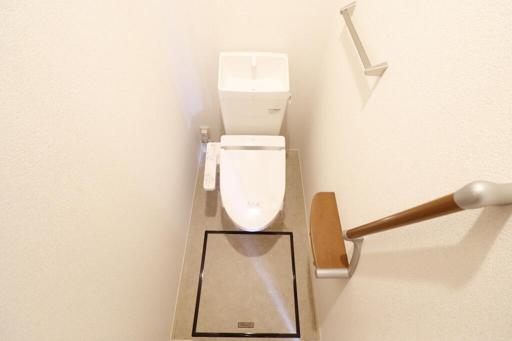 トイレ　温水洗浄便座付きトイレです♪