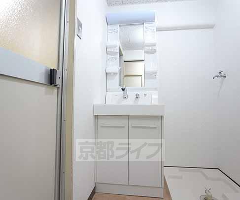 洗面設備　シャンプードレッサ付きの独立洗面台です。
