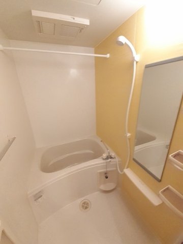 バス・シャワールーム　コンパクトで使いやすいお風呂です