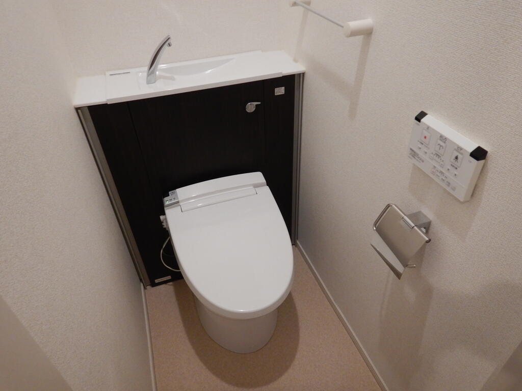 トイレ　温水洗浄便座です。