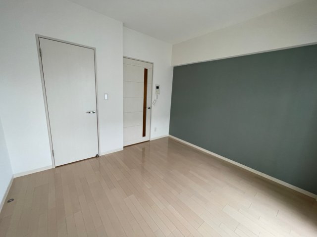 居室・リビング　(参考)同マンション別間取り他部屋の写真（間取り図が正）