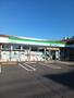 コンビニ　ファミリーマート（コンビニ）まで738m