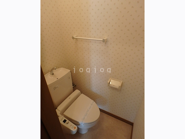 トイレ　嬉しい温水洗浄便座付きのトイレです。