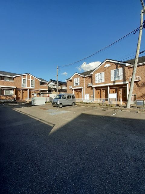 【南蒲原郡田上町大字吉田新田のアパートの駐車場】