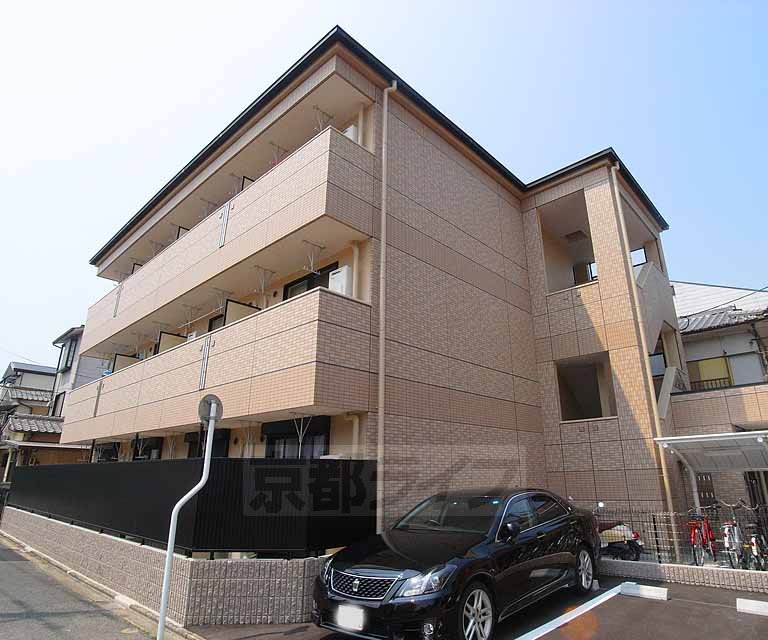 京都市南区東九条河辺町のマンションの建物外観