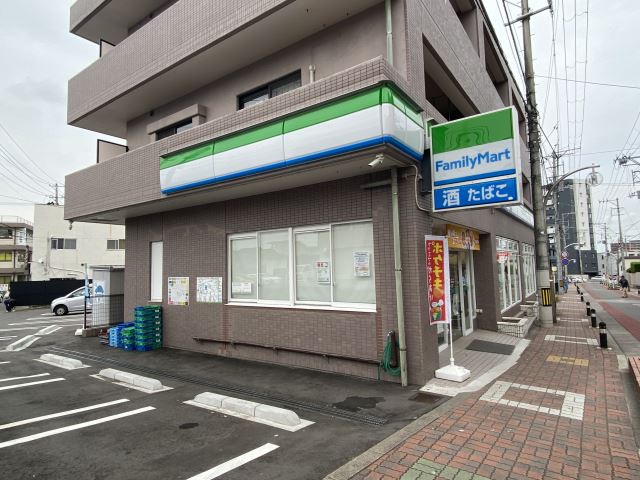コンビニ　ファミリーマート（コンビニ）まで250m