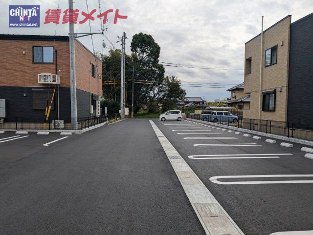 【津市庄田町のアパートの駐車場】