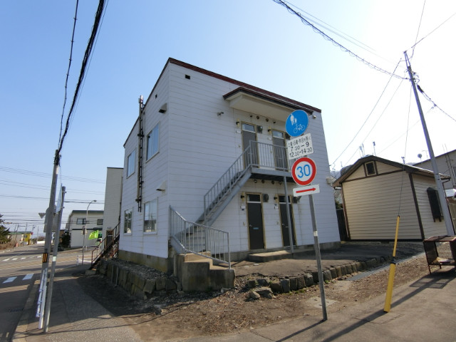 函館市青柳町のアパートの建物外観